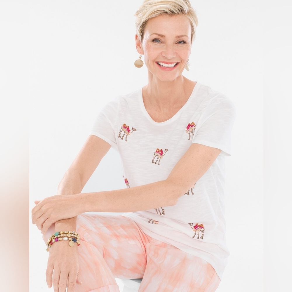 Scoop-neck tee with camel embroidery.Bead embellishment.Short sleeves.Regular